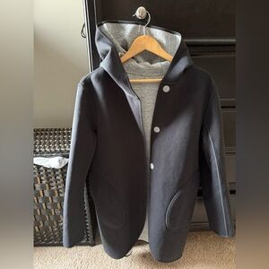 Lululemon Urban Horizons reversible jacket sz M
Black and Grey